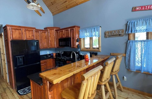 Cedar Lake Maison | "The Cedar Lake Escape" is a lakeside retreat offering 5 bedrooms and 3 baths.