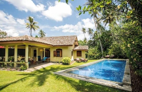 Kathaluwa Villa | The Chalet- 1 minute walk to the beach - 2 rooms