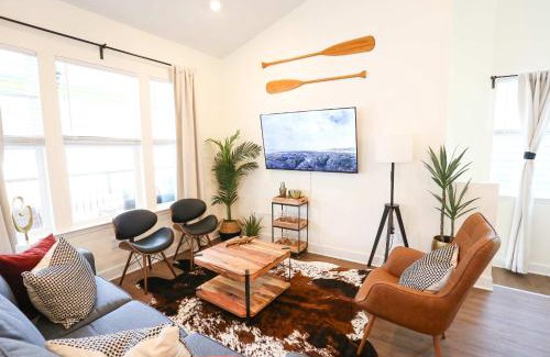 Pleasant Street Maison | The Champion's Suite Newly Built Upscale Central