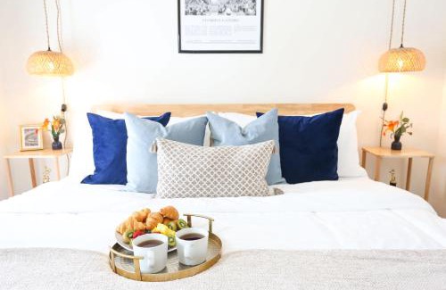 Pleasant Street Maison | The Champion's Suite Newly Built Upscale Central
