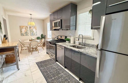 Westside Maison | ★Glamorously renovated downtown home ★ Parking + Yard