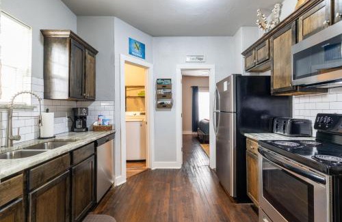 Chickasha Maison | The Charm Chickasha, Fiber WIFI, Washer & Dryer, Near DT Chickasha and Leg Lamp!