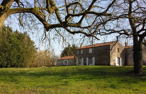 Le Poire-sur-Vie Cottage | Le charme de la pierre et de la verdure. Logement de 4 à 8 p à la campagne.