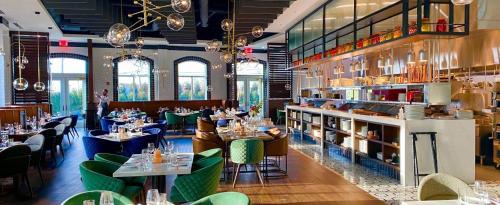 East Brunswick Hôtel | The Chateau Grande Hotel