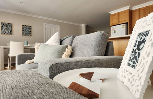 Bacchus Marsh Maison | The Chateau -perfectly located, walking distance to town, train station & parks.