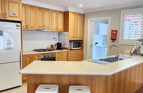 Bacchus Marsh Maison | The Chateau -perfectly located, walking distance to town, train station & parks.