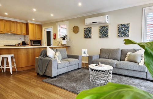 Bacchus Marsh Maison | The Chateau -perfectly located, walking distance to town, train station & parks.
