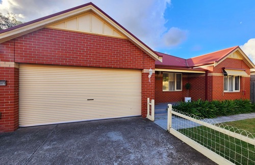 Bacchus Marsh Maison | The Chateau -perfectly located, walking distance to town, train station & parks.