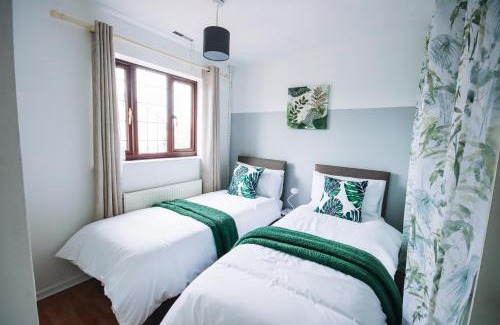 Cheshunt Maison | The Cheshunt Base, Convenient Stay for Pros & Groups for long term