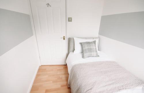 Cheshunt Maison | The Cheshunt Base, Convenient Stay for Pros & Groups for long term