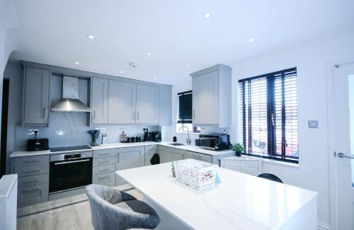 Cheshunt Maison | The Cheshunt Base, Convenient Stay for Pros & Groups for long term
