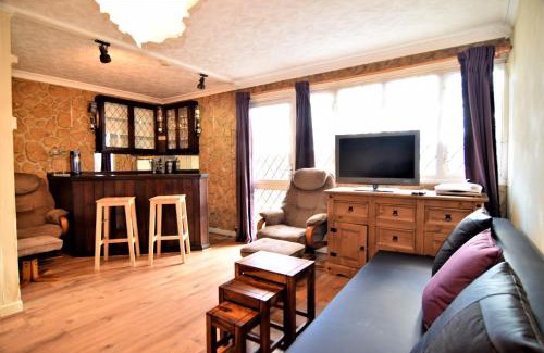 Bordesley Maison | The Chinatown Home - Private Garden, NETFLIX, BBQ & Bar