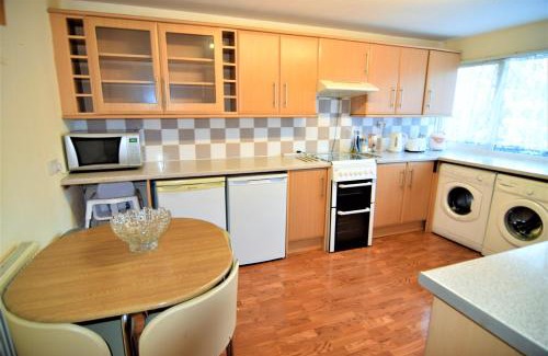 Bordesley Maison | The Chinatown Home - Private Garden, NETFLIX, BBQ & Bar