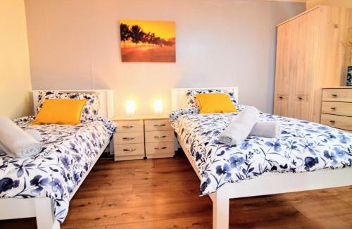 Bordesley Maison | The Chinatown Home - Private Garden, NETFLIX, BBQ & Bar
