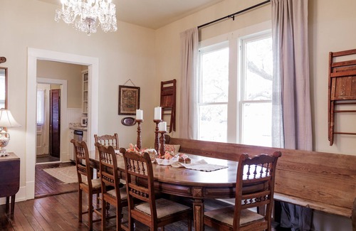 Brenham Maison | The Church House⭐️⭐️⭐️⭐️⭐️ 3 Bd 2 B 20 min to Round Top