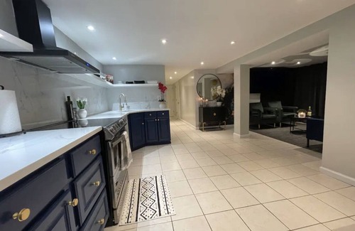 Queens Maison | The Circle Suite Near JFK Airport