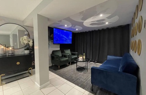 Queens Maison | The Circle Suite Near JFK Airport