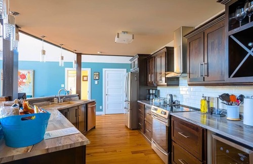 Placentia Chalet De Ski | The Cliff House-Luxury Chalet with Hot Tub / View