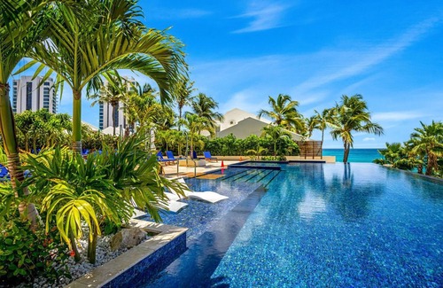 Maho Copropriété | Condo Beachfront moderne à Cupecoy Beach Club-Plage privée, piscine,