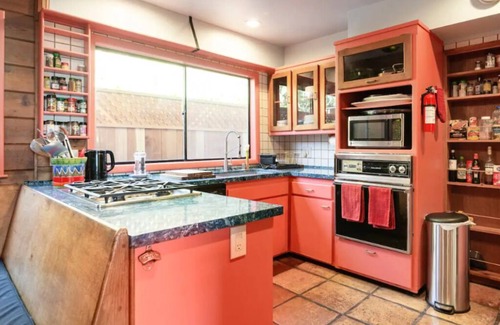 Hollywoodland Maison | Rock n Roll History House justo debajo del signo HOLLYWOOD