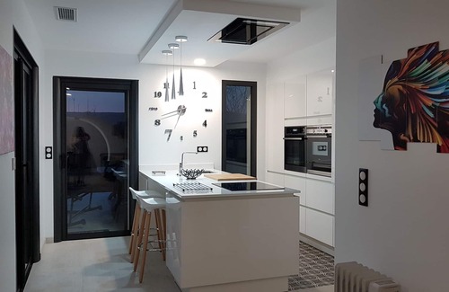 Saint-Julien-de-Peyrolas Villa | Notre villa contemporaine vous séduira par son élégance et son environnement.