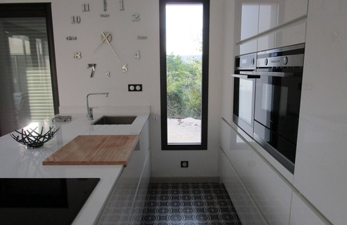 Saint-Julien-de-Peyrolas Villa | Notre villa contemporaine vous séduira par son élégance et son environnement.