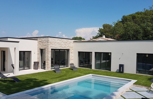 Saint-Julien-de-Peyrolas Villa | Notre villa contemporaine vous séduira par son élégance et son environnement.