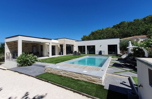 Saint-Julien-de-Peyrolas Villa | Notre villa contemporaine vous séduira par son élégance et son environnement.