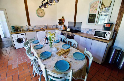 Saint-Maurice-des-Lions Maison | The Coachhouse at Lesterie avec piscine et jardins privés