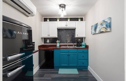 West Ashley Maison | "The Coastal Retreat" - Perfect Couples Getaway and Close to Downtown Charleston