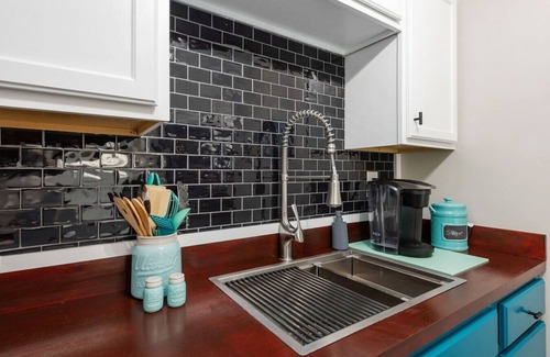 West Ashley Maison | "The Coastal Retreat" - Perfect Couples Getaway and Close to Downtown Charleston