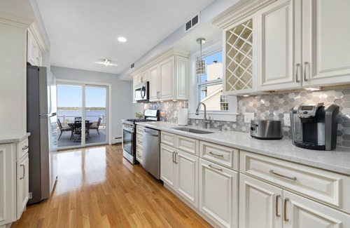 Edgewood Maison | The Coastal Vibes House in historic Pawtuxet Village! 1 minute to harbor.