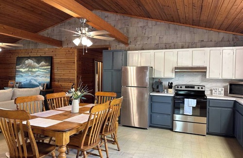 Kelly Maison | The Columbia Cabin Escape