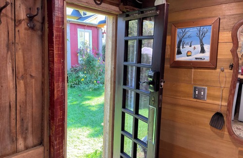 Trumansburg Cabine | The Coop at CrowNestFarm! Dog Welcome! Communal Rec Room-Bathroom-Kitchenette