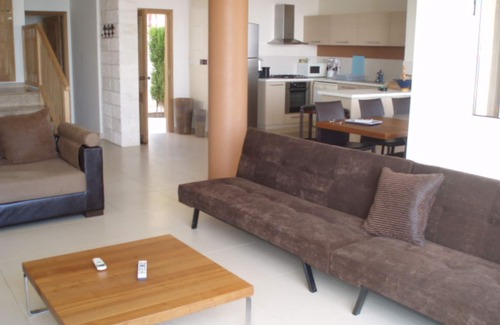 Peyia Town Villa | La villa "Coral Suite". Grands groupes de fêtes, mariages, anniversaires
