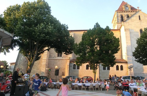 Mezin Maison | El corcho-casa en un límite de la ciudad de Lot-et-Garonne y la región de Gers.