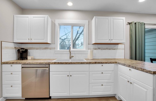 Twin Falls Maison | The Corner Retreat: King & Queen, small pups welcome!