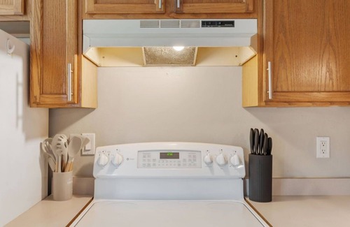Central Colorado Springs Maison | The Corona Lookout | Charming Attic Apartment in Historic Home