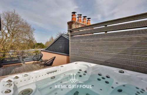 Honfleur Maison | The Cosmopolitan Architect Design Home with Rooftop Jacuzzi 8 Guests