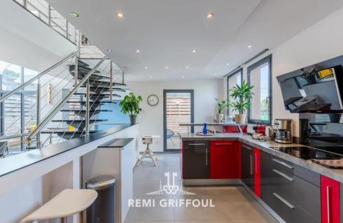 Honfleur Maison | The Cosmopolitan Architect Design Home with Rooftop Jacuzzi 8 Guests