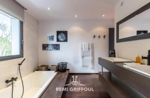 Honfleur Maison | The Cosmopolitan Architect Design Home with Rooftop Jacuzzi 8 Guests