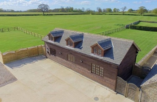 Carterton Maison | The Cotswold Manor Byre, bain à remous exclusif, grange pour les jeux / événements, 70 acres de parc