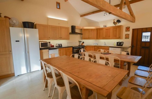 Carterton Maison | The Cotswold Manor Grange, Exclusive Hot Tub, Games Barn, 70 acres of Parkland