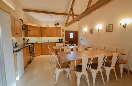 Carterton Maison | The Cotswold Manor Grange, Exclusive Hot Tub, Games Barn, 70 acres of Parkland