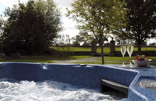 Carterton Maison | The Cotswold Manor Grange, Exclusive Hot Tub, Games Barn, 70 acres of Parkland