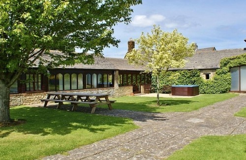 Carterton Maison | The Cotswold Manor Grange, Exclusive Hot Tub, Games Barn, 70 acres of Parkland