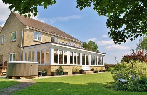 Carterton Maison | The Cotswold Manor Lodge, bain à remous exclusif, granges de jeux / événements, 70 acres de parc