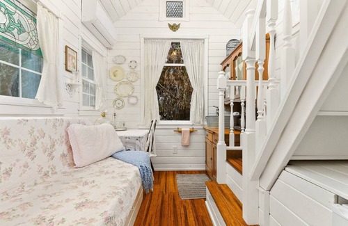 Kerns Hôtel | The Cottage - Custom Tiny Home w/ Victorian Vibe