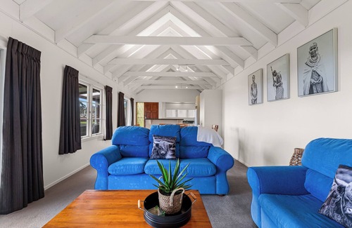 Owhata Maison | The Cottage - Rotorua Holiday Farmstay