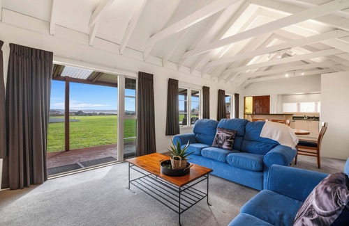 Owhata Maison | The Cottage - Rotorua Holiday Farmstay